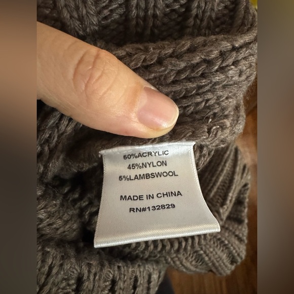 LOVERS AND FRIENDS Emory Keyhole Cable Pullover in Dark Taupe Brown size L - Picture 11 of 11